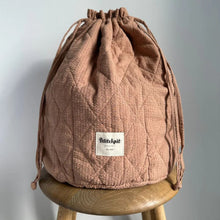 Load image into Gallery viewer, borsa &quot;Get Your Knit Together Bag Grand&quot; - PRALINE SEERSUCKER
