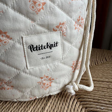 Load image into Gallery viewer, borsa &quot;Get Your Knit Together Bag Grand&quot; - APRICOT FLOWER
