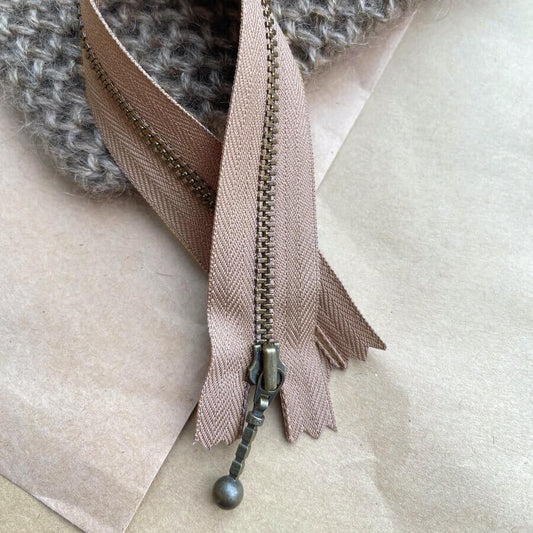 ZIPPER 23 cm - HAZELNUT by PetiteKnit